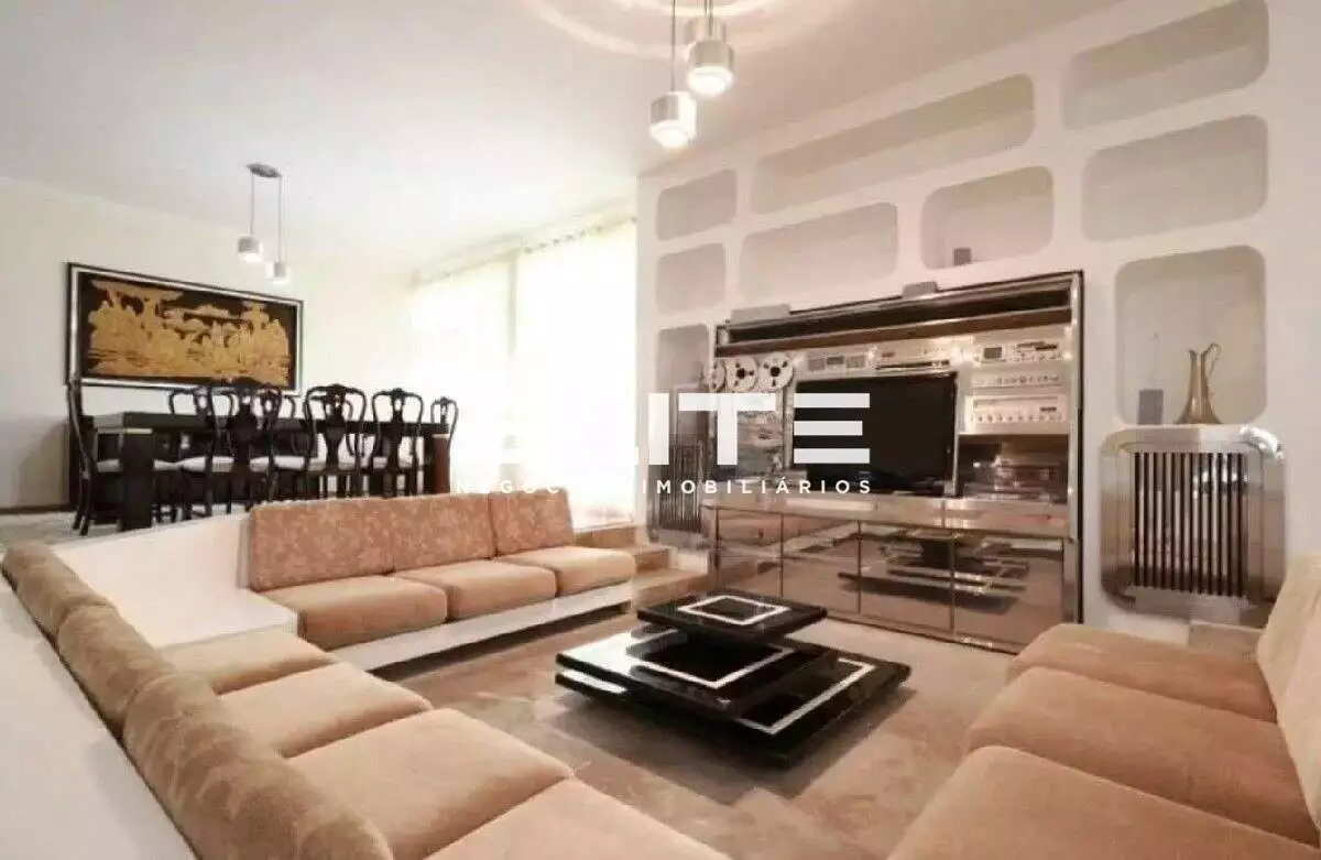 Sala de estar clássica com curadoria de mobiliário